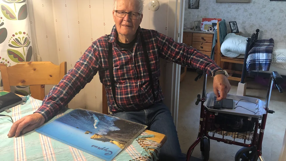 Gunnar Larsson, 78 år, har länge påtalat problemet med bristande språkkunskaper hos personalen inom äldreomsorgen. "Många äldre törs inget säga men det är en fara i att inte kunna göra sig förstådd".