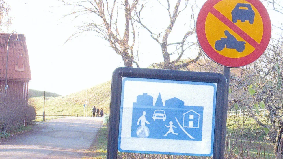 Gamla Uppsala ska upplevas till fots, skriver Per-Erik Wretling.