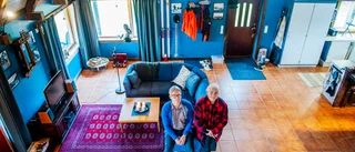 Hela världen hittar till Åträsk – när de hyr ut stuga: "Kokar älgsoppa och steker renfilé"