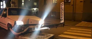 Trafikolycka: Bil rammade gatuskylt