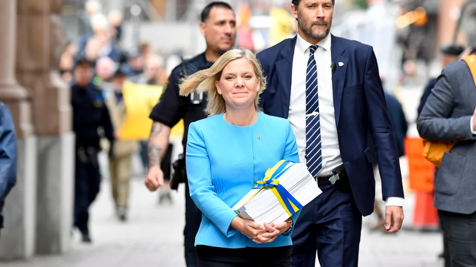 Finansminister Magdalena Andersson (S) på väg till riksdagen med nådiga luntan. 