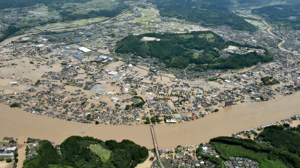 Stora områden i sydvästra Japan har begravts i vatten och lera efter kraftiga skyfall.