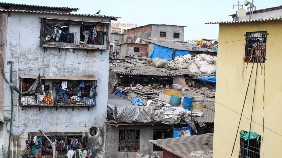 Hungern och fattigdomen ökar igenom för första gången på tjugo år skriver dagens debattör. På bilden ett slumområde i Mumbai. 