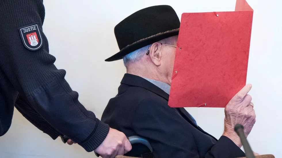 Den åtalade 93-åringen har suttit i rullstol i rättssalen i Hamburg. Arkivbild.