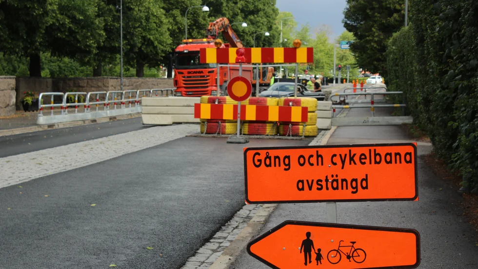 Arbetet med att åtgärda vattenläckan gör att delar av Kaserngatan är avstängd för all trafik.