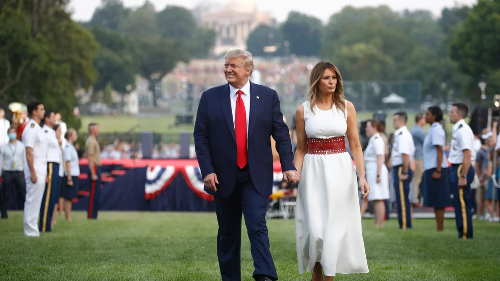USA:s president Donald Trump tillsammans med sin hustru Melania vid nationaldagsfirandet utanför Vita huset.