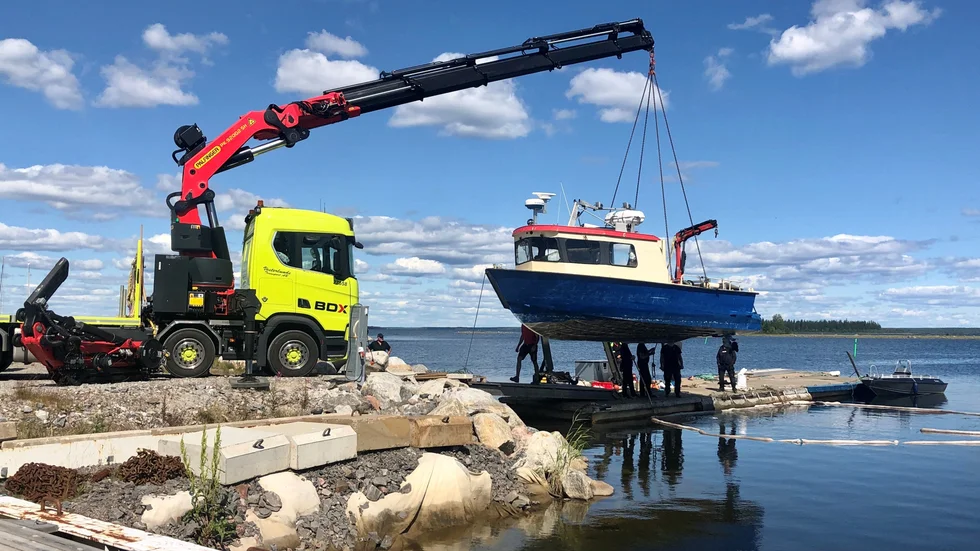 Båten drogs upp ur vattnet av räddningstjänsten.