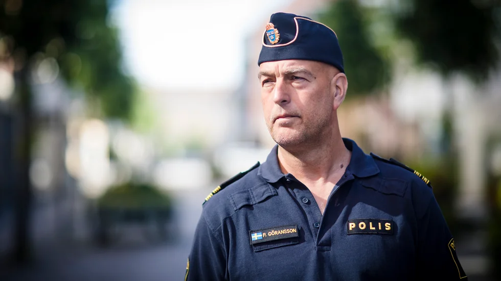 Peter Göransson, kommissarie hos katrineholmspolisen, leder och samordnar det fortsatta sökandet efter försvunna Ann-Margret. 