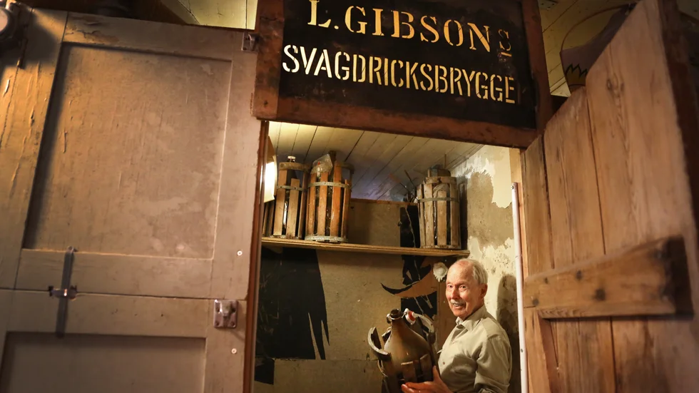 Lars Gibson med de sista flaskorna på hyllan i det som en gång hörde till bryggeriets lager. Ölets dag firar han med att blanda sin favoritdryck, en del porter och två delar svagdricka.