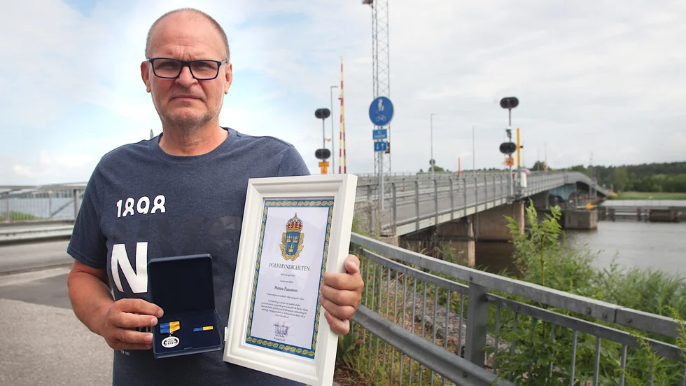 När tidningen träffar Hannu Paananen öppnas Tosteröbron och släpper fram tyst glidande segelbåtar, en vanlig syn i sommaridyllen. Annat var det den 18 juni 2019, då här utspelade sig en blodig knivattack.