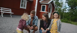 Familjen flyttar in i första Farmen-huset