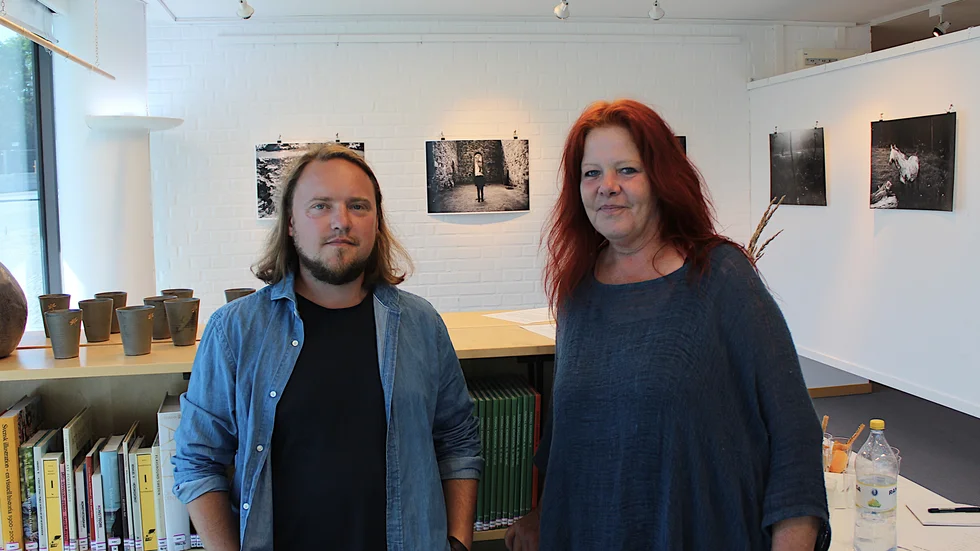 David Vitalis och Elisabeth Naess ställer ut tillsammans på Galleri Hörnet i Mjölbys bibliotek.