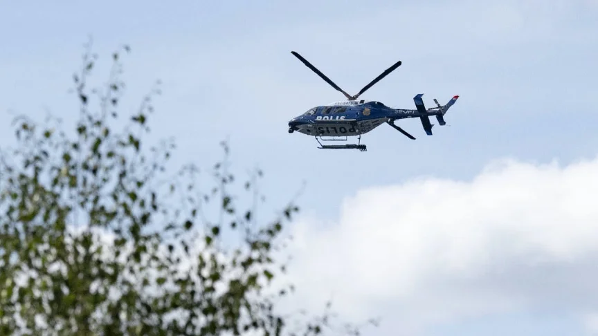 Mannen var ute i skogen under torsdagen för att plocka bär. Under fredag morgon påträffades han av polis.