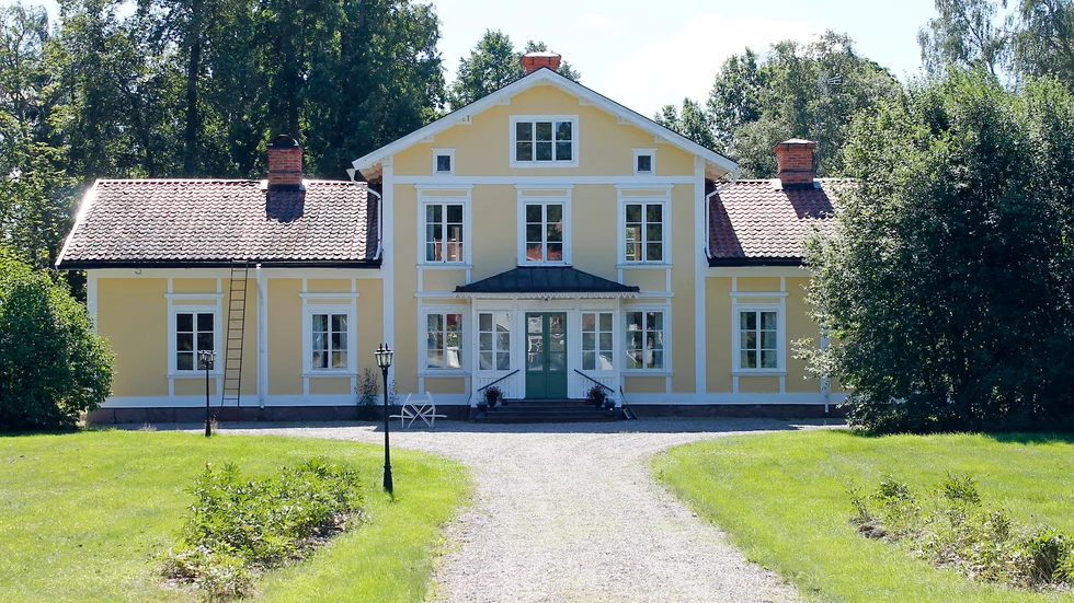 För ett år sedan köpte privatpersonen Agneta Wallin det unika kulturarvet Lilla Ulfåsa och skrev avtal med insamlingsstiftelsen. De har nu tagit över huset – fyra år tidigare än avtalat. 