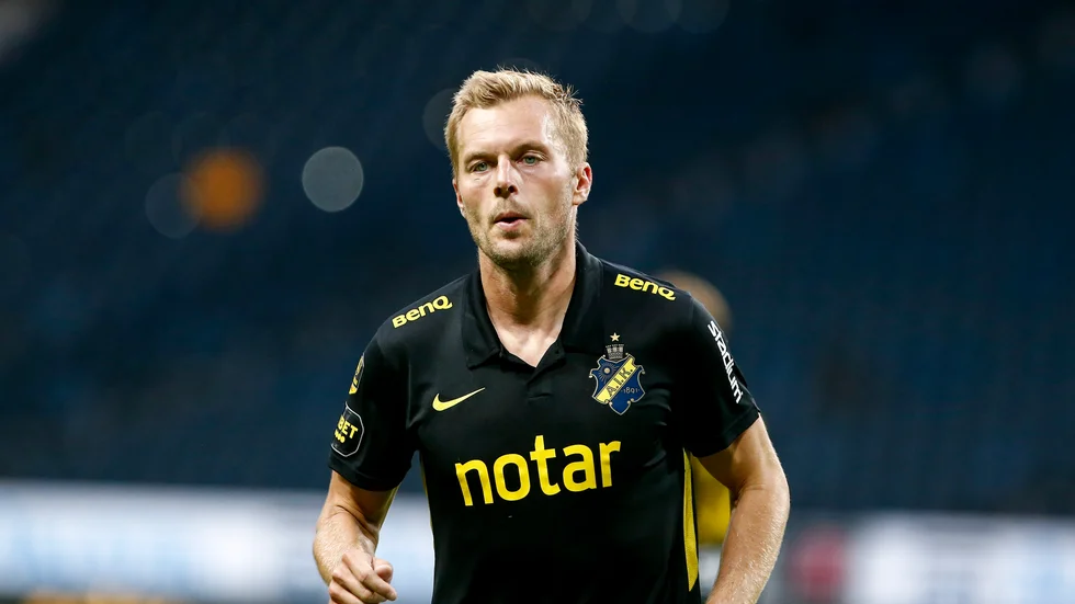 Sebastian Larsson och hans AIK har fastnat i en bilkö på väg till matchen mot Kalmar. Arkivbild.