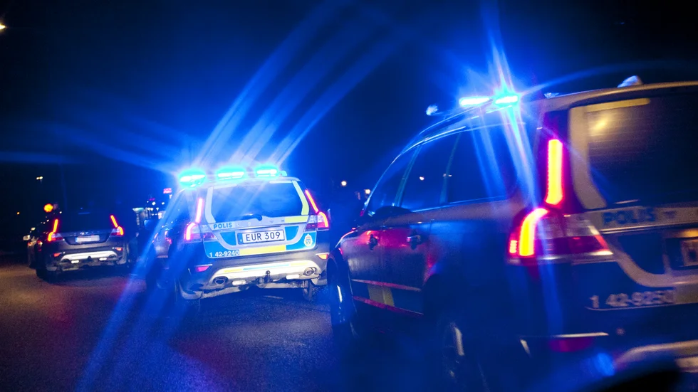 Ett tiotal personer misshandlade en tonåring genom att slå honom med ett tillhygge i huvudet.