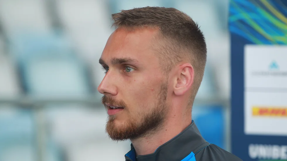 Höger mittback eller högerback. På någon av de positionerna huserar helst Linus Wahlqvist.