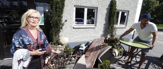Bil körde rakt in i uteservering: "Himla tur att vi inte hade gäster"