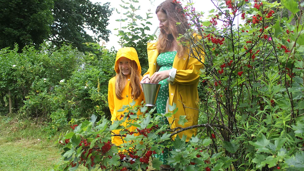 Majbritt har tagit en paus i leken, kompisarna betyder mycket för henne och hon drömmer om att bli antingen skådespelare eller konstnär. "Eller Minecraftmästare", säger hon. Här tillsammans med mamma Karolina Stenström. 