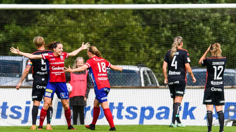 Vittsjös gotländska anfallare Clara Markstedt är het. I säsongens första seger svarade hon för ett hattrick.
