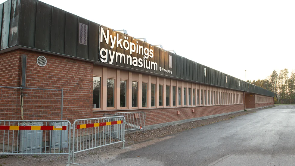 Nyköpings gymnasium öppnar för elever igen. Det blir markeringar på golven och affischer på väggarna för att påminna alla att hålla avstånd. 