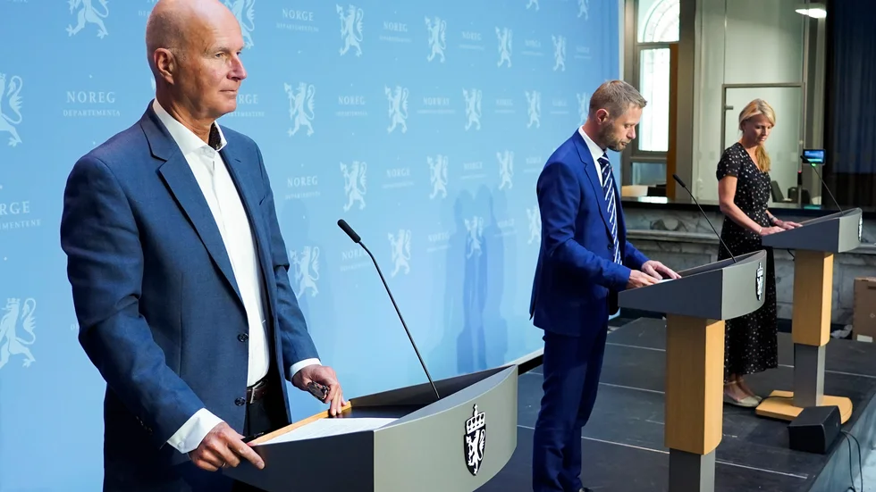Hälso- och omsorgsminister Bent Høie (H), hälsodirektör Bjørn Guldvog och avdelningsdirektör Folkehälsoinstitutet Line Vold. Arkivbild.