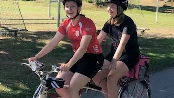 Alice Degerman och Märta Holmgren cyklade nio mil på tandemcykel när Blackstadvasan avgjordes.