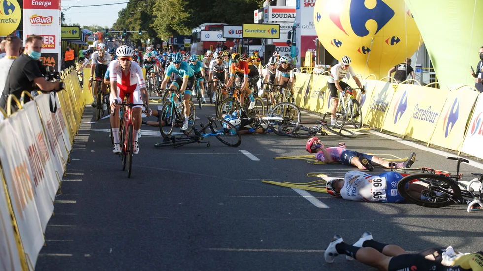 Flera cyklister, däribland nederländaren Fabio Jakobsen, skadades på öppningsdistansen av Tour de Pologne.