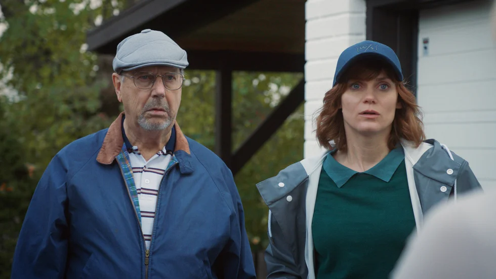 Sven Melander och Liv Mjönes spelar far och dotter i humorserien "Fullt hus". Pressbild.