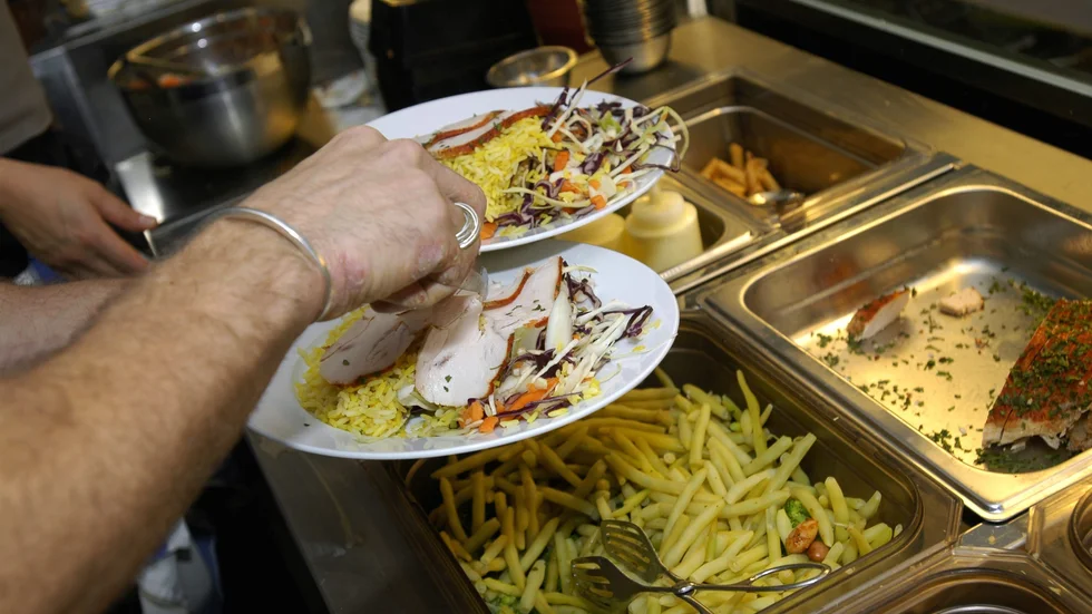 Skribenten undrar om det verkligen är okej att servera buffé på restauranger i dessa tider?