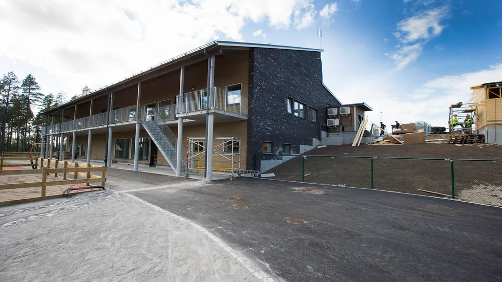 Hällbackens förskola är full, barnen står på kö för att få plats. Inte ovanligt på ett nytt bostadsområde säger förskolechefen. 
