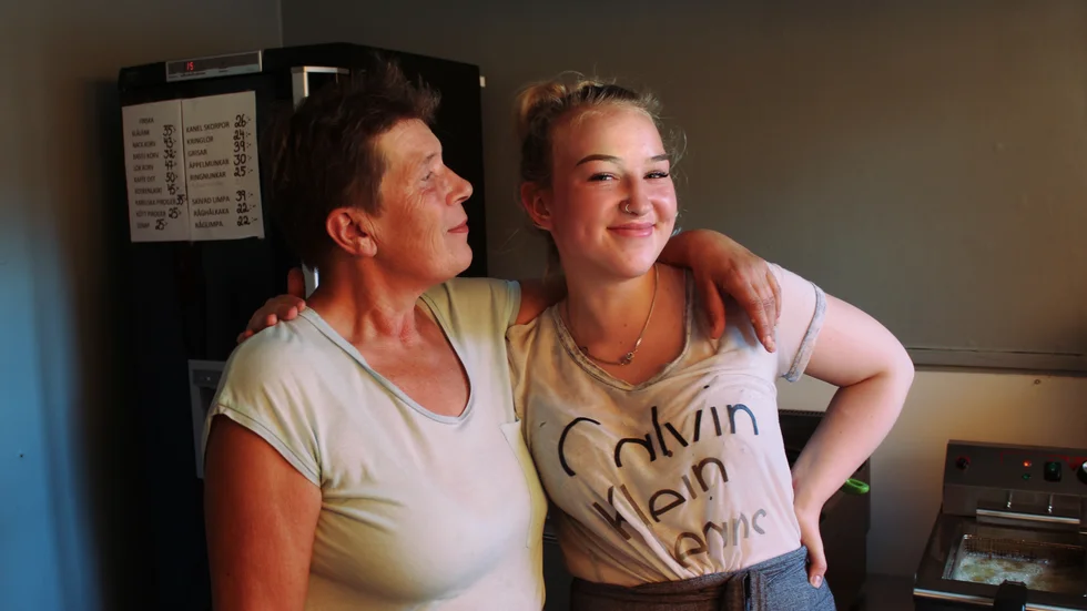Inne på 35:ans kiosk och gatukök jobbar Tuula Järvinen sida vid sida med Michelle Tieman, som nyss flyttat till Överum från Stockholm.