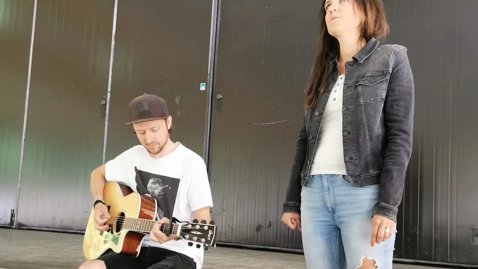 Bandmedlemmarna Joel Franzén och Madelene Gardell ser fram emot att få göra mindre spelningar i höst. 