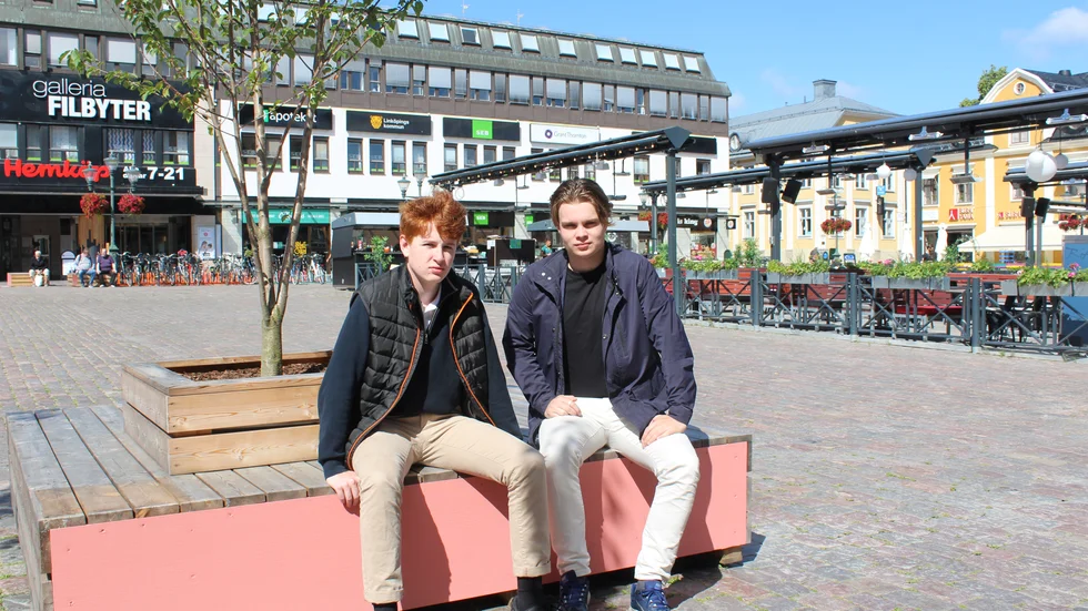 Lucas Bergqvist, 18 och Lukas Zeiler, 17, ordförande respektive andra viceordförande i MUF Linköping, anser att Linköpings uteliv bör få en chans att konkurrera med andra städers uteliv. 