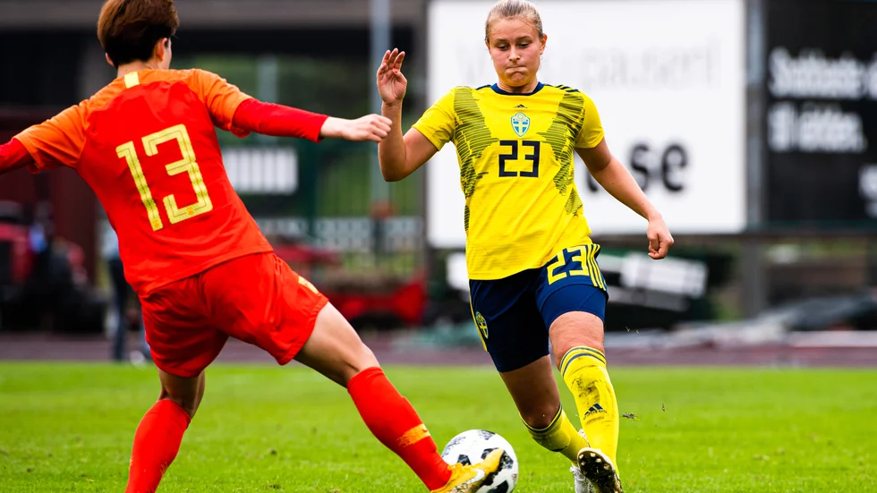 Amanda Nildén  i en U23-landskamp mot Kina under fjolåret. Den vänsterfotade 21-åringen kommer på klubbnivå representera Eskilstuna United framöver.