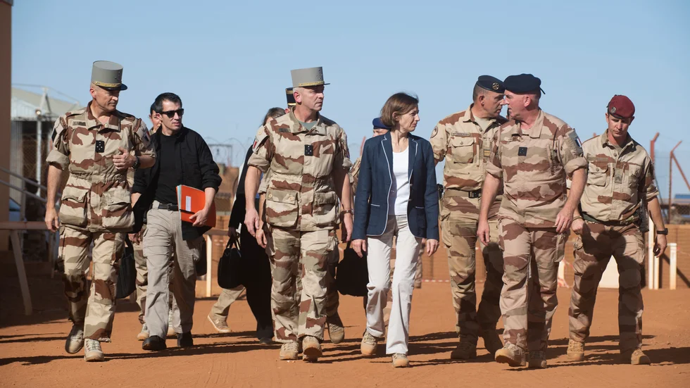 Frankrikes försvarsminister Florence Parly besöker Gao i Mali i november 2019, efter det att 13 franska soldater dödats i en helikopterkrock.