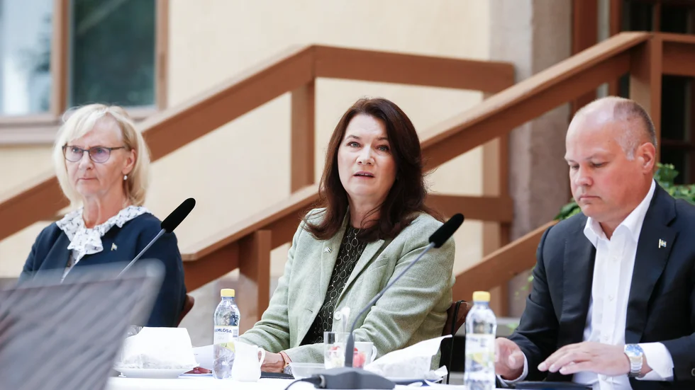 Utrikesminister Ann Linde (S), i mitten, tillsammans med civilminister Lena Micko (S) och justitieminister Morgan Johansson (S) på regeringens sommarfika.