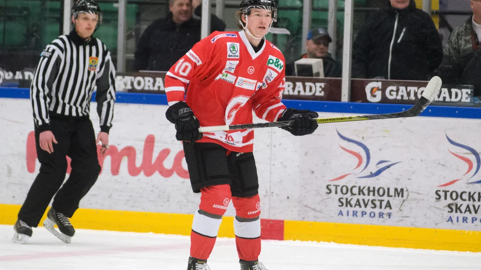 Offensive backen Jakob Yngerlöv Kåbring var besviken över att det inte blev någon tröja i Nyköping, men har tagit beslut om att fortsätta och det ser ut att bli i Åker/Strängnäs i hockeytvåan.