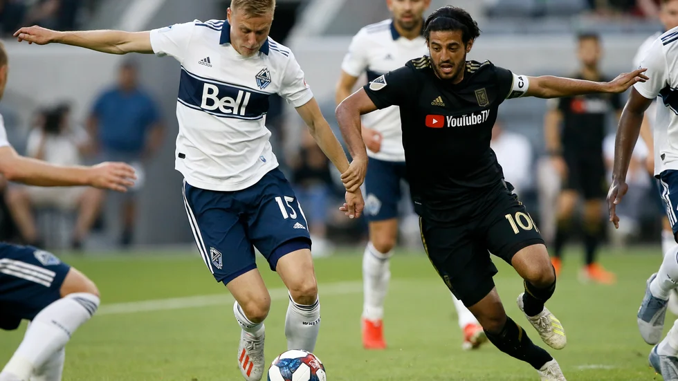 Los Angeles FC:s skyttekung Carlos Vela, till höger, väljer att stå över MLS-slutspelet på grund av riskerna med coronaviruset. Arkivbild.