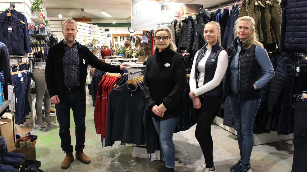 Joakim Rydmark, vd för Sharpman tillsammans med butiksmedarbetarna Maria Holmberg, Saga Rydin Irebro och Cissi Rydin. 