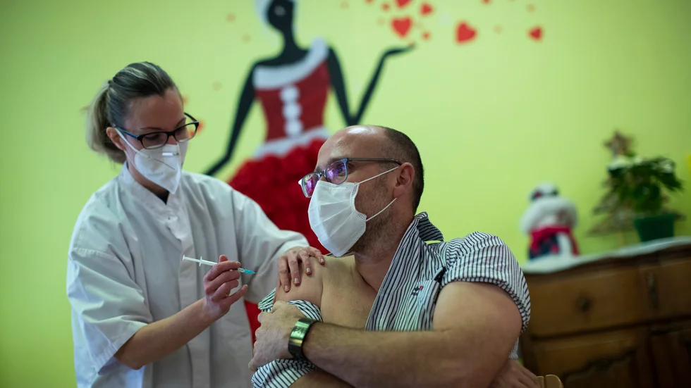 En sjuksköterska ger vaccinspruta i Mons, Belgien.