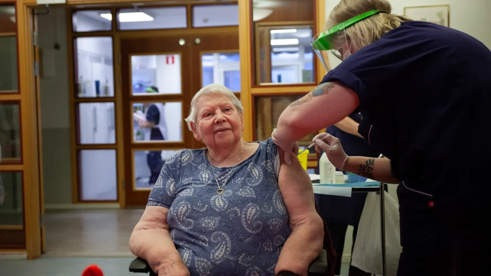 Gull Wallby var den allra första att ta vaccinet. Och nej, det gjorde inte ont. Vaccineringen genomfördes av sjuksköterskan Maria Lirsjö.