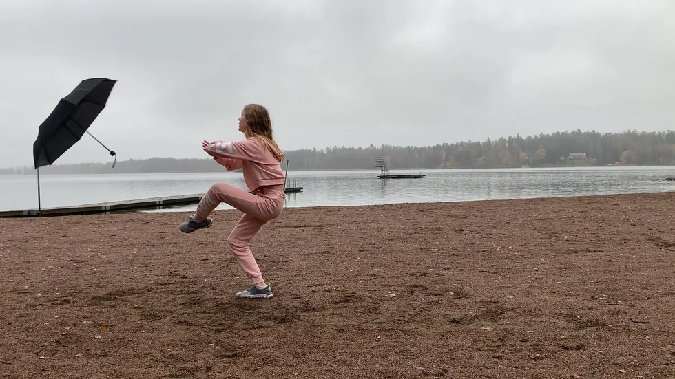Savannah Söderström valde att spela in sin danssekvens på en sandstrand i Björklinge.