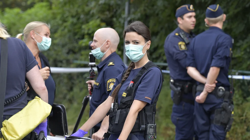 Här utreder polisen ett mord i Spånga i Stockholm i augusti 2020. I flera distrikt i Spånga t. ex. Rinkeby har S runt 75 procent av rösterna medan M har två procent. 