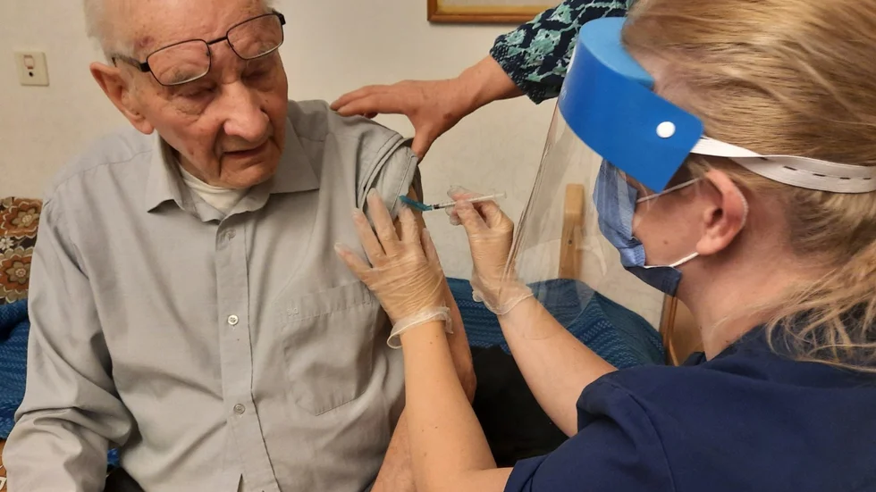 Albin Jansson, 100 år, blev den första kommuninvånaren att vaccineras mot covid-19.