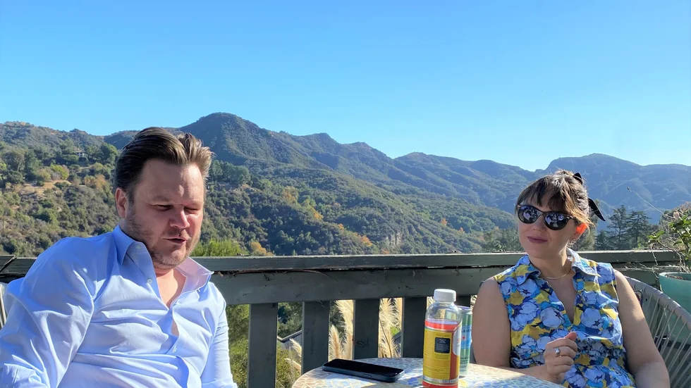 Mikael Karlsson och hustrun Christina på verandan i Topanga utanför Los Angeles. Det här är hemma nu, men Hablingbo ligger honom fortfarande varmt om hjärtat.