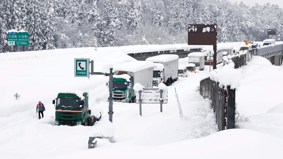 Insnöade trafikanter på en motorväg i den japanska prefekturen Niigata.
