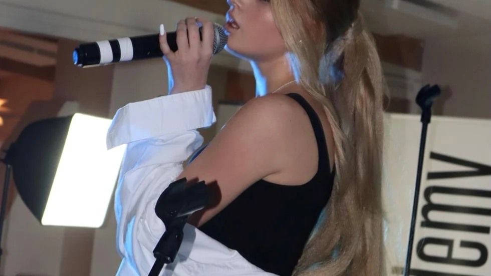  Claudia Neuser framför Ariana Grandes "Dangerous woman". 