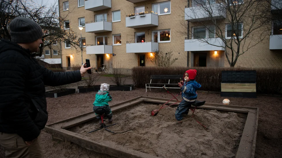 Tvååriga tvillingarna Allison och Erik bor med sin pappa Johan Broström i Uppsala. Det har gått ett år sedan de fick träffa sin mamma. 