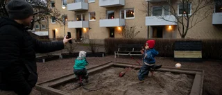 Tvillingfamiljen måste vänta på mamma – i 1,5 år: ”Hinner fylla fyra...”
